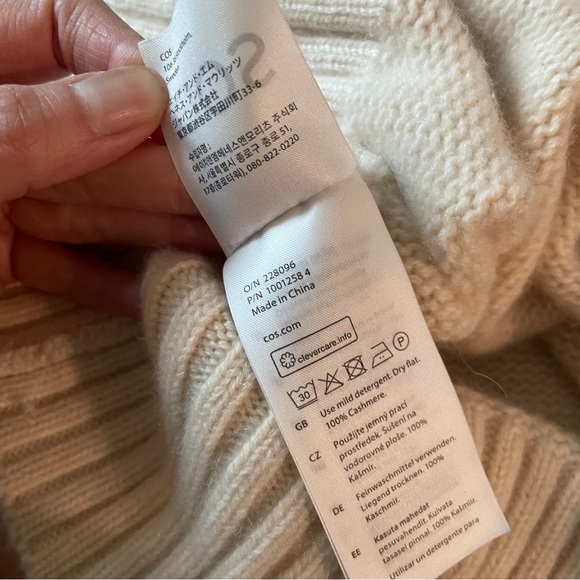 COS oversized cashmere sweater in light beige - Picture 6 of 7